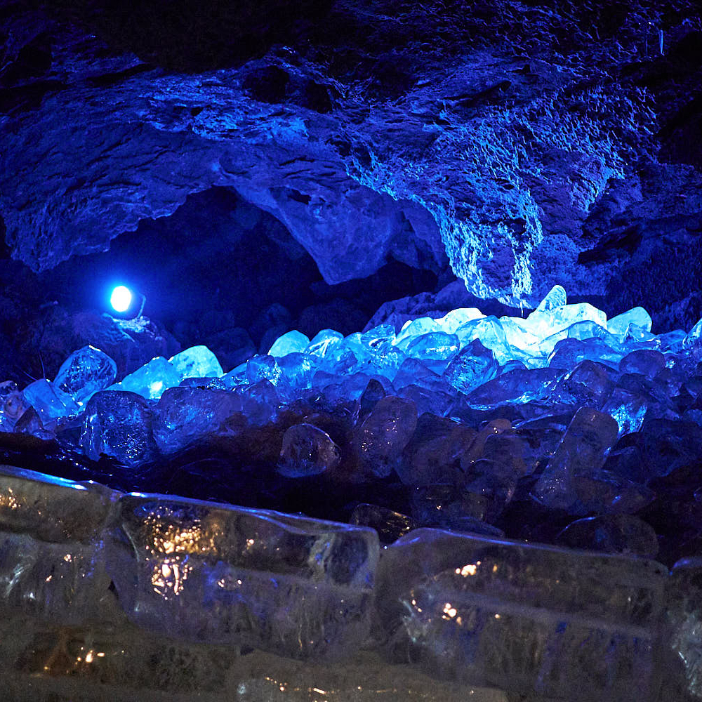 La cueva del hielo de Narusawa se caracteriza por ser extremadamente fría de forma natural. ¡Puedes visitarla y conocer su interior como turista!